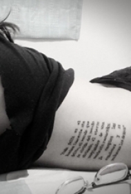 侧腰纹身图 女生侧腰上黑色的花体英文纹身图片