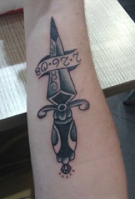 点刺纹身技巧 男生手臂上数字和匕首纹身图片