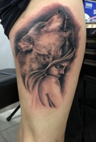 纹身大腿男 男生大腿上狼和人物肖像纹身图片
