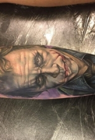 小腿对称纹身 男生小腿上彩色的小丑纹身图片