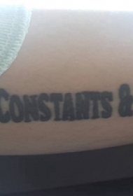 大臂纹身大全图片 女生大臂上黑色的英文纹身图片