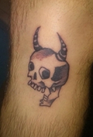 骷髅纹身 男生小腿上黑灰的骷髅纹身图片