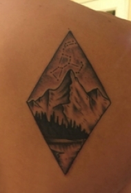 纹身黑色 男生后背上黑色的山脉纹身图片