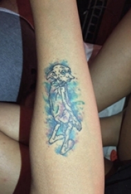 纹身卡通 女生手臂上彩色的小精灵纹身图片