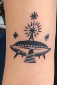 手臂纹身素材 男生手臂上黑色的飞碟纹身图片
