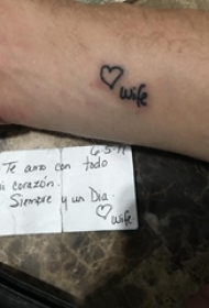 花体英文纹身 男生手臂上花体英文纹身心形图片