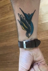 纹身鸟 男生手腕上小鸟纹身图案