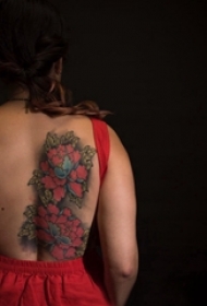 纹身后背女 女生后背上彩色的花朵纹身图片
