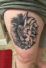 百乐动物纹身 男生大腿上拼接的狮子纹身图片