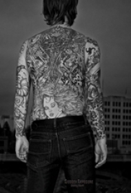 后背纹身男 男生后背上黑色的人物纹身图片
