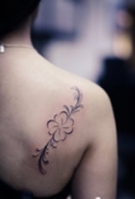简约艺术肩部纹身图案