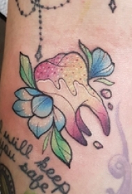 牙齿图案纹身 男生手臂上彩色的牙齿纹身图片