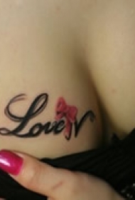 流行英文胸部纹身