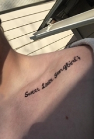 纹身锁骨女 女生锁骨上黑色的英文纹身图片