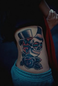 腰部另类人物纹身