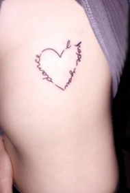 心形带英文纹身 女生侧腰上心形带英文纹身图片