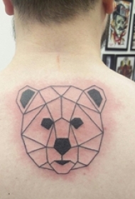 后背纹身男 男生后背上黑色的熊纹身图片