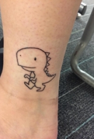 小腿对称纹身 男生小腿上黑色的卡通恐龙纹身图片