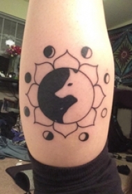 纹身八卦图 男生手臂上黑色的八卦纹身图片