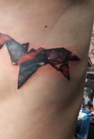 可爱独角兽纹身图案 男生侧腰上彩色的独角兽纹身图片