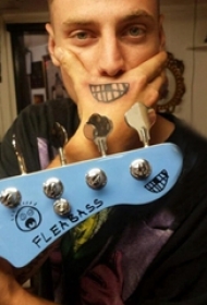 手背纹身 男生手背上黑色的牙齿纹身图片