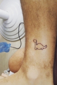 纹身卡通 男生小腿上黑色的恐龙纹身图片