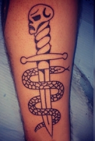 欧美匕首纹身 男生手臂上欧美匕首纹身蛇纹身图片