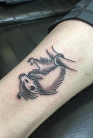 纹身马头 男生小腿上黑灰纹身马头图片