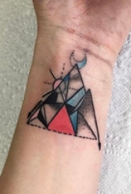 欧美手腕纹身 男生手腕上彩色的山脉纹身图片