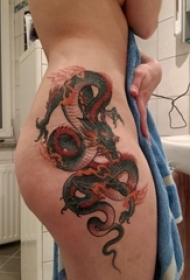 臀部纹身 女生臀部彩色的龙纹身图片