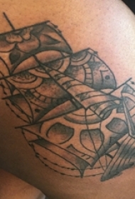 纹身小帆船 女生大腿上黑灰纹身小帆船图片