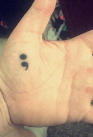 纹身符号 男生手掌上黑色的符号纹身图片