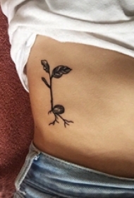 纹身叶子图案 女生腰部黑色纹身叶子图案