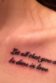 纹身锁骨女 女生锁骨上黑色的花体英文纹身图片