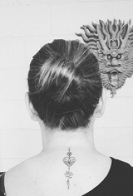 心形纹身图片 女生脖子上心形纹身图片