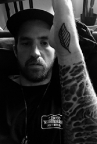 纹身叶子图案 男生手臂上黑色的叶子纹身图片