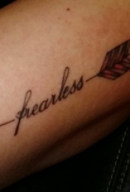 花体英文纹身 男生手臂上花体英文纹身箭头纹身图片