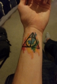 欧美手腕纹身 男生手腕上彩色的几何纹身图片缩略频道推荐图