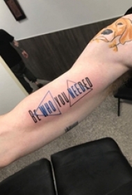 花体英文纹身 男生手臂上花体英文纹身三角形纹身图片