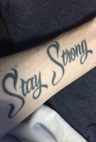 花体英文纹身 男生手臂上花体英文纹身素描图片