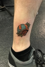 头盔纹身 男生小腿上叶子和头盔纹身图片