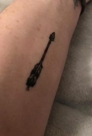 箭头纹身 男生小腿上黑色的箭头纹身图片