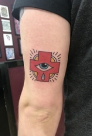 手臂纹身素材 男生手臂上眼睛和十字架纹身图片
