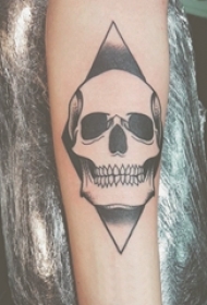 纹身骷髅头 男生手臂上骷髅纹身几何纹身图片