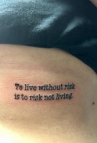 极简线条纹身 女生侧腰上黑色的英文纹身图片