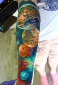 纹身手臂女生 女生手臂上彩色的星球纹身图片