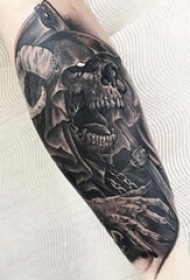 骷髅纹身 男生手臂上骷髅纹身点刺技巧图片
