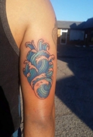 纹身浪花 男生大臂上彩色的浪花纹身图片