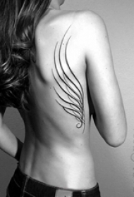 纹身天使翅膀女 女生后背上黑色的翅膀纹身图片