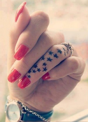 小巧精美手指纹身